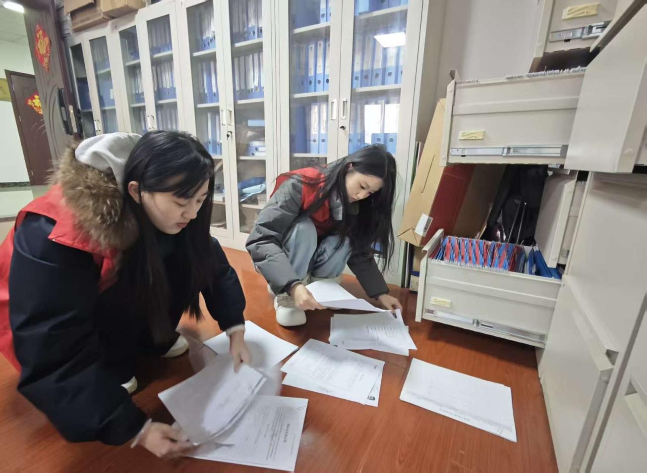 青春践初心，服务暖社区——Beat365唯一官方网站志愿者走进绿都万和城社区开展志愿服务活动